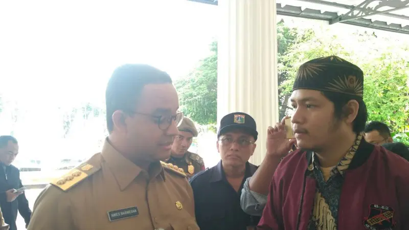 Gubernur DKI Jakarta Anies Baswedan menerima aduan warga di Balai Kota