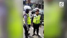 Polda Metro Jaya menangkap seorang polisi gadungan, Joseph Anugerah, yang tengah melakukan aksinya di Jalan Layang Non Tol (JLNT) Casablanca, Tebet, Jakarta