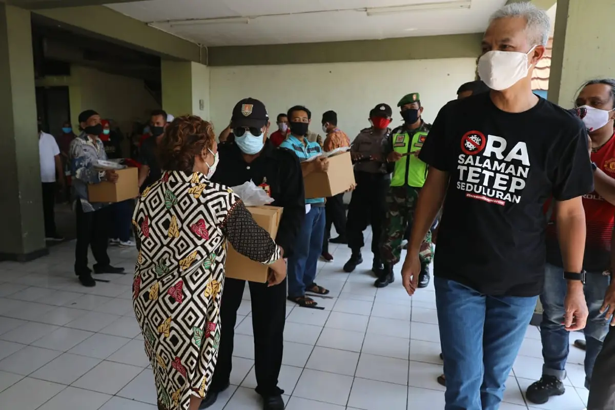 Gubernur saat membagikan bantuan dalam melawan Covid-19 di Rusun Kaligawe Kota Semarang. (Foto: Liputan6.com/Felek Wahyu)