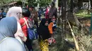 Pengunjung melihat rusa di Taman Margasatwa Semarang, Sabtu (16/6). Menurut pengelola, 10 ribu pengunjung diperkirakan datang dan berlibur di tempat ini dengan menikmati berbagai wahana yang ada. (Liputan6.com/Gholib)