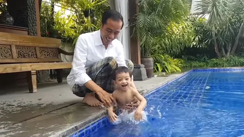 Pak presiden Jokowi kalau di rumah ternyata sama saja seperti bapak-bapak lainnya, senangnya main sama cucu. (Foto: istimewa)