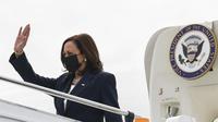 Wakil Presiden AS Kamala Harris tiba di Singapura pada hari Minggu, 22 Agustus 2021 dalam tur ke Asia Tenggara. (Evelyn Hockstein/Pool Photo via AP)