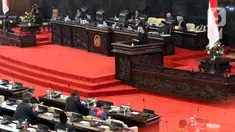 Ketua DPR RI, Puan Maharani memberi pidato pembuka Sidang Paripurna Masa Persidangan IV 2019-2020 di Kompleks Parlemen, Jakarta, Senin (15/6/2020). Rapat beragendakan penyampaian fraksi atas kerangka ekonomi makro dan pokok-pokok kebijakan fiskal RAPBN 2021. (Liputan6.com/Helmi Fithriansyah)