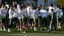 Para pemain Real Madrid melakukan pemanasan saat sesi latihan jelang El Clasico melawan Barcelona, di Valdebeba, Spanyol, Jumat (20/11/2015). Pertandingan akan digelar pada 22 November mendatanng di Santiago Bernabeu. (REUTERS/Paul Hanna)