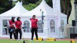 Tim yang beranggotakan Nurisa Dian Ashrifah , Ratih Zilizati Fadhly, dan Yurike Dina Bonita Pereira harus mendapatkan perlawanan sengit dari wakil Singapura. Skor bahkan sempat imbang saat percobaan ketiga. (Bola.com/Bagaskara Lazuardi)