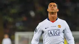 Manchester United&#039;s Portuguese forward Cristiano Ronaldo fails to stop a ball which leaves the pitch during the final of the UEFA Champions League against FC Barcelona on May 27, 2009 at Olympic Stadium in Rome. AFP PHOTO/CARL DE SOUZA