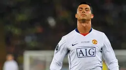 Manchester United's Portuguese forward Cristiano Ronaldo fails to stop a ball which leaves the pitch during the final of the UEFA Champions League against FC Barcelona on May 27, 2009 at Olympic Stadium in Rome. AFP PHOTO/CARL DE SOUZA