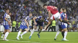 Bola sepakan corner Eriksen sukses ditanduk Harry Maguire menjadi gol. Skor berubah 3-3 dan menjadi hasil akhir pertandingan. (AP Photo/Luis Vieira)