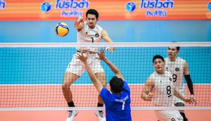 Pemain timnas voli putra Indonesia Daffa Naufal Mauluddani melancarkan spike saat melawan Filipina pada laga Grup B cabang voli indoor SEA Games 2025. Indonesia menang 3-0 (25-17, 27-25, 26-24) di Indoor Stadium Huamark, Bangkok, Thailand, Selasa (16/12). (foto: SAVA)