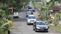 Iring-iringan mobil rombongan mantan Presiden AS Barack Obama melintas di kawasan Bongkasa, Badung, Bali, Senin (26/6). Hari ini, Obama dijadwalkan mengikuti kegiatan rafting menyusur sungai di kawasan tersebut. (Liputan6.com/Immanuel Antonius)