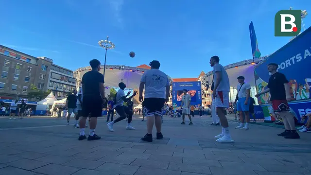 Sekumpulan remaja asyik main juggling bola di fan zone Euro 2024 di Friedensplatz, Dortmund