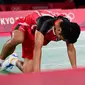 Tunggal putra Indonesia Anthony Sinisuka Ginting saat menghadapi Chen Long dari China dalam pertandingan semifinal badminton Olimpiade Tokyo 2020 di Musashino Forest Sports Plaza, Tokyo, Jepang, Minggu, 1 Agustus 2021. (Pedro PARDO / AFP)