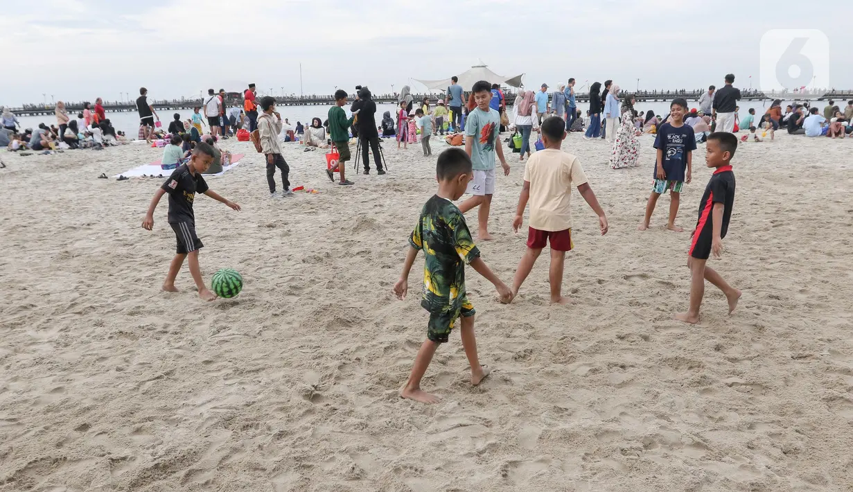 Corporate Communication PT Pembangunan Jaya Ancol, Daniel Windriatmoko mengatakan pengunjung biasanya meningkat pada hari kedua hingga keempat Lebaran. (Liputan6.com/Herman Zakharia)