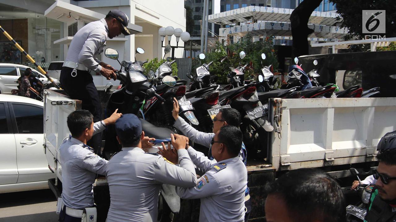 Petugas Dishub DKI Angkut Motor Yang Parkir Sembarangan