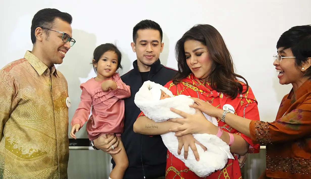 "Artinya bagus. Insya Allah menjadi anak kaya dan makmur. Adreena tuh artinya makmur, belakangnya kan sama Naira Hana Hutapea. Adreena kaya makmur, Naira bersinar, Hana tuh rezeki Hutapea, marga saya," lanjut Aufar. (Bambang E. Ros/Bintang.com)