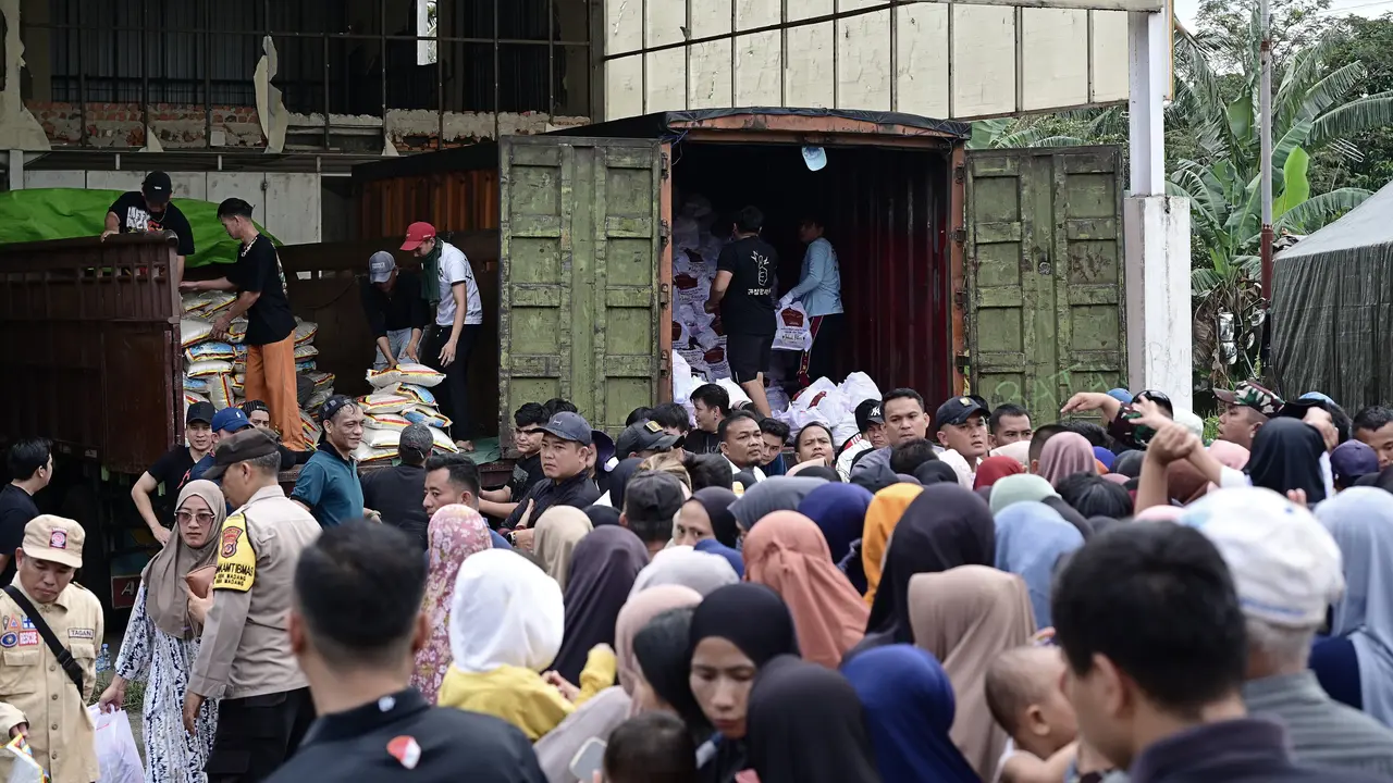 Presiden Prabowo Subianto memberikan ribuan paket sembako kepada masyarakat menjelang Hari Raya Idulfitri 1446 Hijriah, Selasa (25/3/2025).
