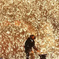 Potret menakjubkan dari pertunjukan kembang api berbahan baku besi cair. (Shutterstock)