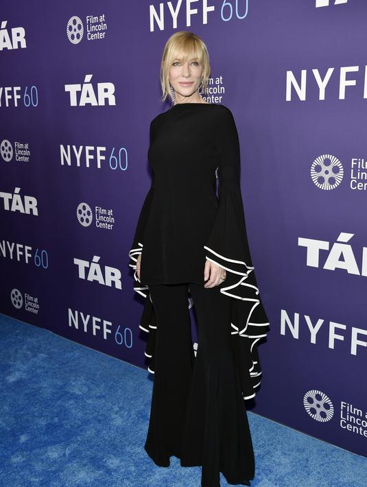 Cate Blanchett berpose saat menghadiri pemutaran perdana film "Tár" selama Festival Film New York ke-60 di Alice Tully Hall di New York pada Senin, 3 Oktober 2022. Cate Blanchett  tampil dengan rambut pirangnya dalam sanggul bergaya bohemian, dengan poni dan beberapa bagian depan membingkai wajahnya. (Photo by Evan Agostini/Invision/AP)