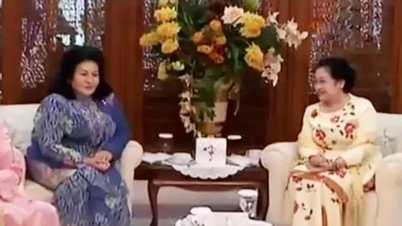 Megawati menjamu istri PM Najib Razak, Datin Seri Rosmah Mansor.