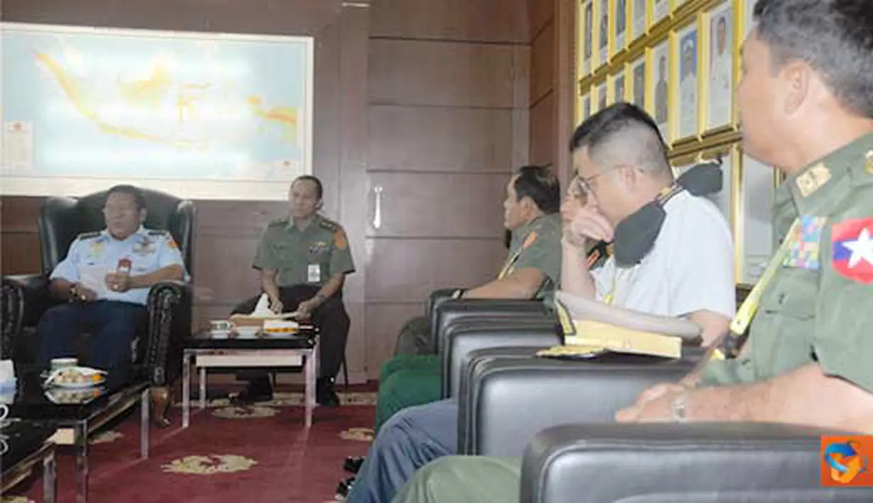 Citizen6, Jakarta: Kasum TNI Marsdya TNI Edy Harjoko, menerima kunjungan Asisten Intelijen Angkatan Bersenjata ASEAN di Mabes TNI Cilangkap, Jakarta, Selasa (29/3). (Pengirim: Badarudin Bakri Badar)