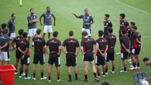 Pelatih Timnas Indonesia, Patrick Kluivert, memberikan arahan kepada anak asuhnya saat memimpin latihan perdana untuk persiapan laga Kualifikasi Piala Dunia 2026 zona Asia di Bali United Training Center (BUTC) Kabupaten Gianyar, Senin (26/5/2025). (Bola.com/Alit Binawan)
