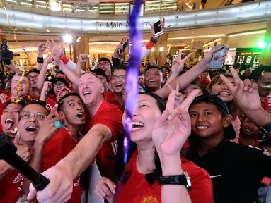 Legenda Manchester United David May (tengah) foto bersama penggemarnya usai pemberian hadiah pemenang Chevrolet Fan Club di Jakarta, Jumat (17/3). Empat pemenang berhak hadiah perjalanan ke Stadion Old Trafford. (Liputan6.com/Helmi Fithriansyah)