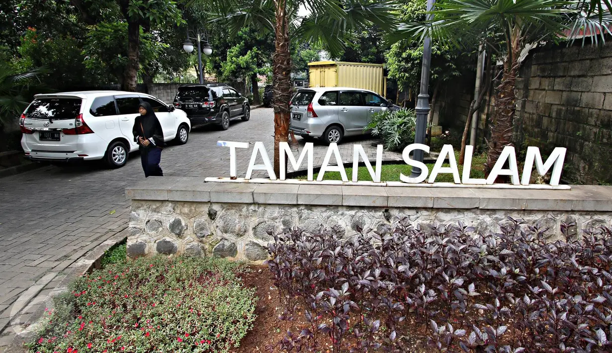 Suasana di sekitar Taman Salam, Jati Padang, Pasar Minggu, Jakarta, Selasa (18/10). Taman yang letaknya tersembunyi di antara pemukiman warga tersebut menjadi lokasi favorit bagi warga sekitar untuk melepas penat. (Liputan6.com/Immanuel Antonius)