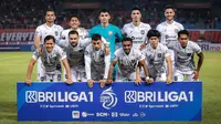 Tim starting XI Borneo FC berfoto sebelum menghadapi Persija Jakarta pada laga pekan ke-7 BRI Liga 1 2023/2024 di Stadion Patriot Candrabhaga, Bekasi, Rabu (9/8/2023). (Bola.com/Bagaskara Lazuardi)