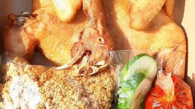 Ingkung ayam goreng Kalasan dengan kremes dipisah