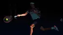 Petenis Jerman, Alexander Zverev melakukan pukulan forehand saat mengembalikan bola Stan Wawrinka dari Swiss pada perempat final kejuaraan tenis Australia Terbuka di Melbourne, Australia, Rabu (29/1/2020). Alexander Zverev mengalahkan Stan Wawrinka dan menembus babak semifinal. (AP PhotoAndy Wong)