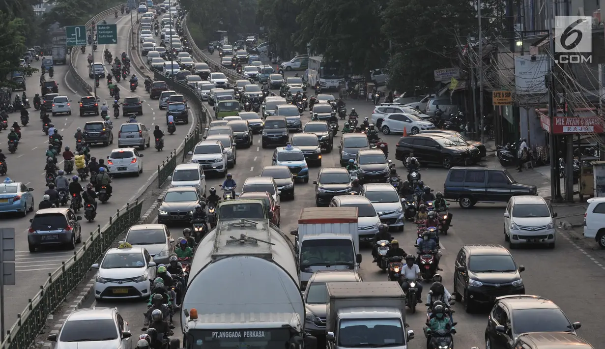 Mobil berplat nomor genap terjebak kemacetan di Jalan KH. Abdullah Syafei, Jakarta, Senin (9/9/2019). Perluasan wilayah ganjil genap yang berlaku hari ini membuat pengendara beralih ke ruas jalan alternatif sehingga jumlah kendaraan meningkat dan menyebabkan kemacetan panjang. (merdeka.com/Iqbal Nug