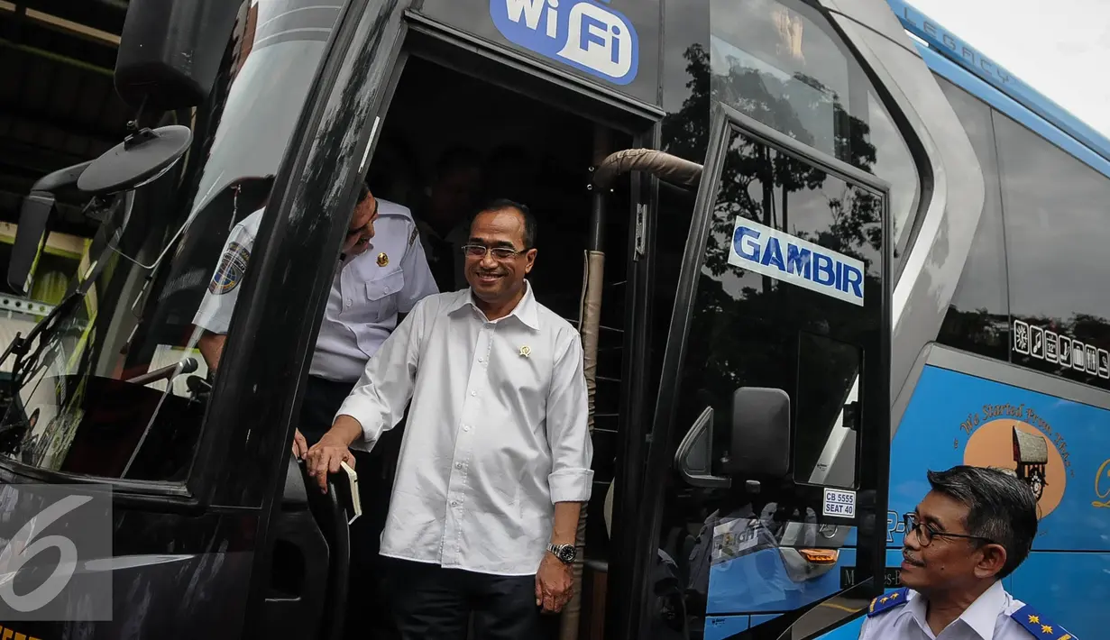 Menhub Budi Karya saat meninjau di Stasiun Gambir, Jakarta, Minggu (16/10). Budi meninjau fasilitas Integrasi Moda Transportasi yang ramah disabilitas (Liputan6.com/Faizal Fanani)