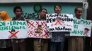 Massa penyandang disabilitas yang tergabung dalam Persatuan Aksi Sosial Tuna Netra Indonesia (PASTI) menggelar aksi di depan kantor Majelis Ulama Indonesia (MUI), Jakarta Pusat, Rabu (14/11). (Merdeka.com/Imam Buhori)