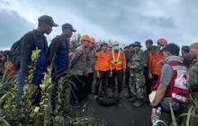 FOTO: Evakuasi Dua Pendaki Asing Korban Erupsi Gunung Dukono