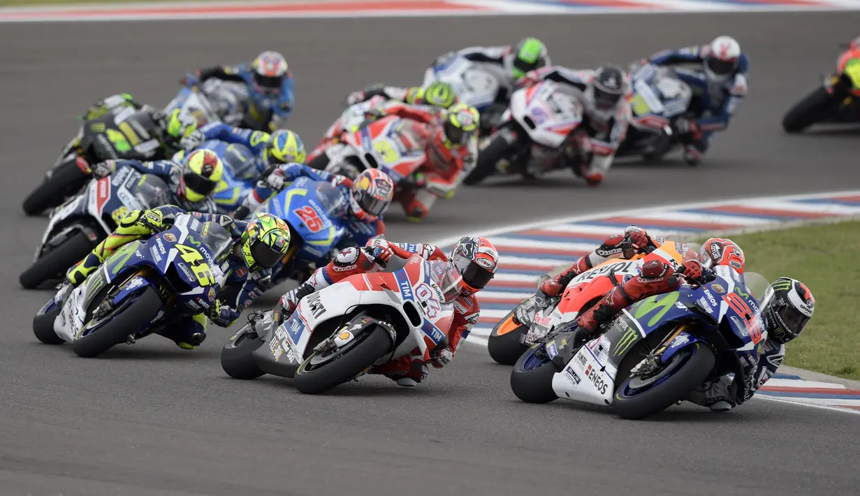 Para pembalap beraksi selepas start MotoGP Argentina 2016 di Sirkuit Autodromo Termas de Rio Hondo. (AFP/Juan Mabromata)