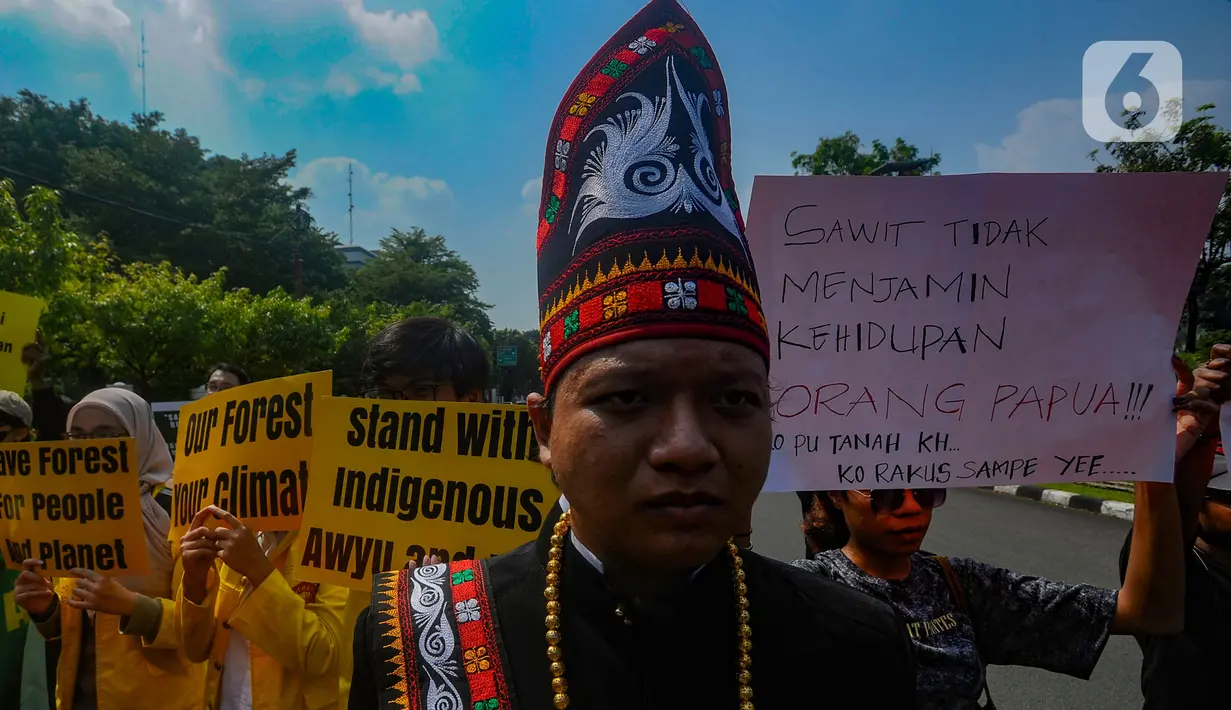 Perwakilan dari Masyarakat Adat Awyu dan Moi juga menyampaikan kekhawatiran mereka atas dampak negatif yang ditimbulkan oleh ekspansi perkebunan kelapa sawit terhadap lingkungan dan kehidupan mereka. (merdeka.com / Arie Basuki)