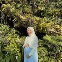 Rok menjadi pilihan bawahan yang nyaman untuk bumil. @kesharatuliu05.