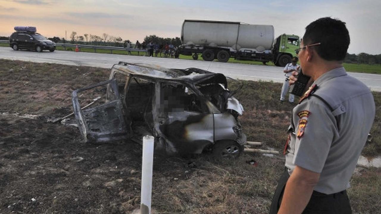 Evakuasi korban tewas kecelakaan maut di Tol Cipali