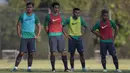 Para pemain Timnas Indonesia U-22, memperhatikan instruksi saat latihan di Lapangan SPH Karawaci, Banten, Senin (7/8/2017). Latihan dilakukan sebagai persiapan jelang SEA Games 2017 Malaysia. (Bola.com/Vitalis Yogi Trisna)