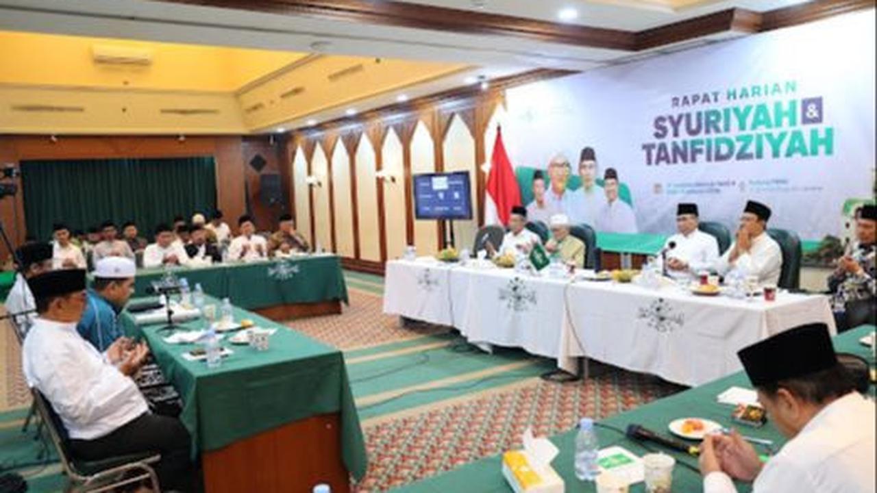 Mereka bersuara bulat menerima pemberhentian KH Marzuki dan pengangkatan Gus Kikin.