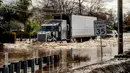 Sebuah truk melewati banjir usai badai di Merced, California, Amerika Serikat, 10 Januari 2023. Serangkaian badai yang menghantam California telah menyebabkan jalanan terendam banjir, gelombang tinggi air laut, sungai meluap, dan memaksa ribuan orang untuk mengungsi. (AP Photo/Noah Berger)