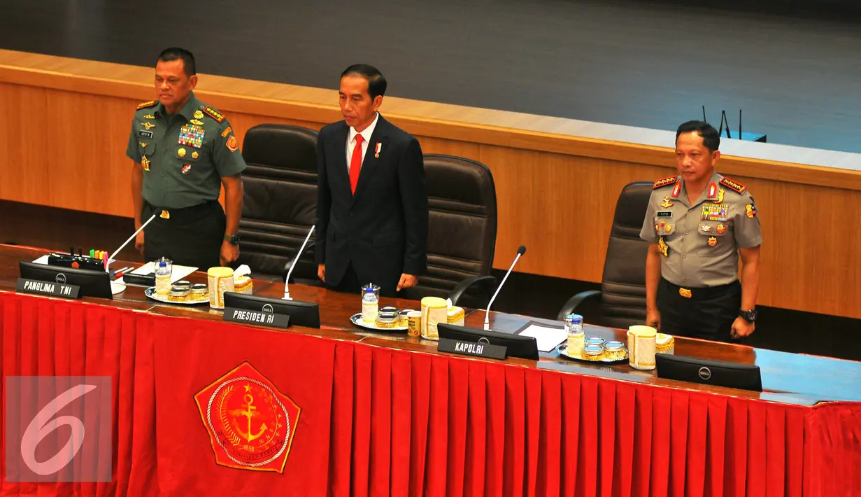 Presiden Joko Widodo (tengah), Panglima TNI Gatot Nurmantyo (kiri) dan Kapolri Tito Karnavian (kanan) saat menghadiri Rapat Pimpinan (Rapim) TNI 2017 di Aula Gedung Gatot Soebroto, Mabes TNI Cilangkap, Jakarta, Senin (16/1). (Liputan6.com/Angga Yuniar)