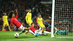 Pemain Manchester United Tahith Chong (kiri) gagal mencetak gol ke gawang Astana saat bertanding pada laga pertama Grup L Liga Europa di Old Trafford, Manchester, Inggris Kamis (19/9/2019). Manchester United menang 1-0 atas Astana. (AP Photo/Dave Thompson)