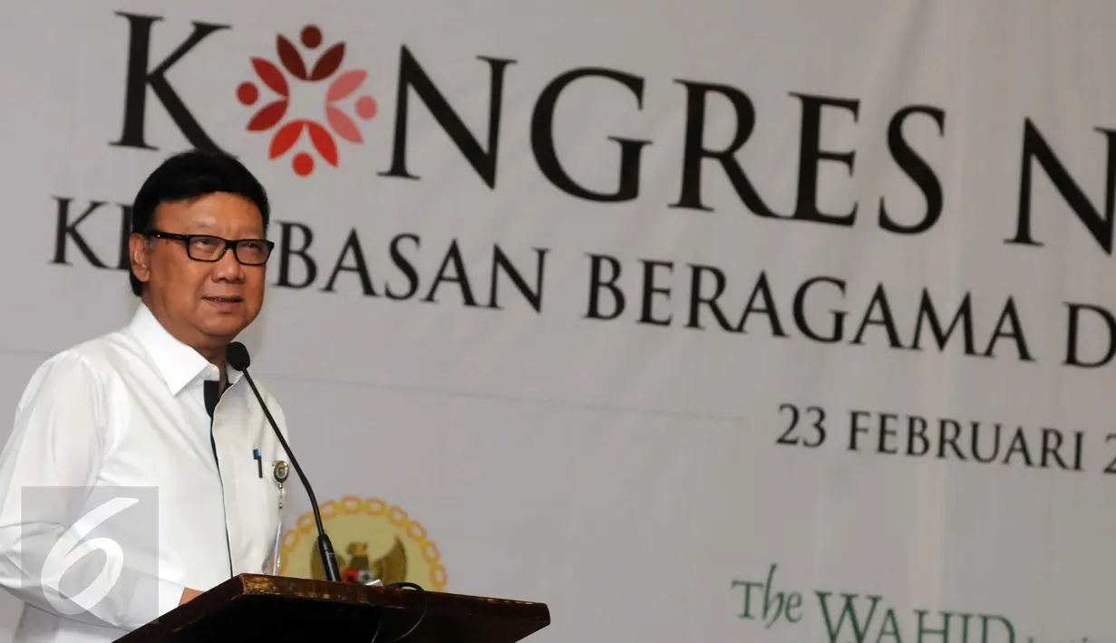 Mendagri Tjahjo Kumolo memberi kata sambutan saat menghadiri Kongres Nasional Kebebasan Beragama dan Berkeyakinan di Jakarta, Selasa (23/2). Acara tersebut digagas Komnas HAM, The Wahid Institute dan Kedubes Kanada untuk RI. (Liputan6.com/Helmi Afandi)