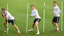 Gelandang Jerman Nils Petersen, Marco Reus dan bek Matthias Ginter melakukan pemanasan selama sesi pelatihan tim di Munich, Jerman Selatan, (4/9). Jerman akan menghadapi Prancis di UEFA Nations League pada 6 September 2018. (AFP Photo/Christof Stache)