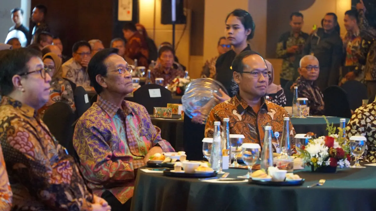 Direktur Jenderal Pembangunan Desa dan Perdesaan Sugito dan Gubernur DIY Sri Sultan Hamengku Buwono X dalam acara "Kick Off Meeting Reformasi Kelurahan" di Hotel Royal Ambarukmo Yogyakarta, Kamis (19/10/2023) (Istimewa)