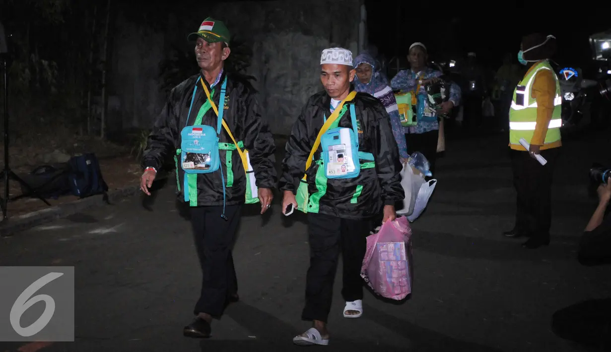 Dua orang Jemaah jamaah Haji Indonesia embarkasi DKI Jakarta berdoa saat tiba di Bandara Halim Perdanakusuma Jakarta, Selasa (29/9/2015). Sebanyak 440 jamaah dengan tiba sekitar pukul 18.30 WIB. (Liputan6.com/Helmi Fithriansyah)