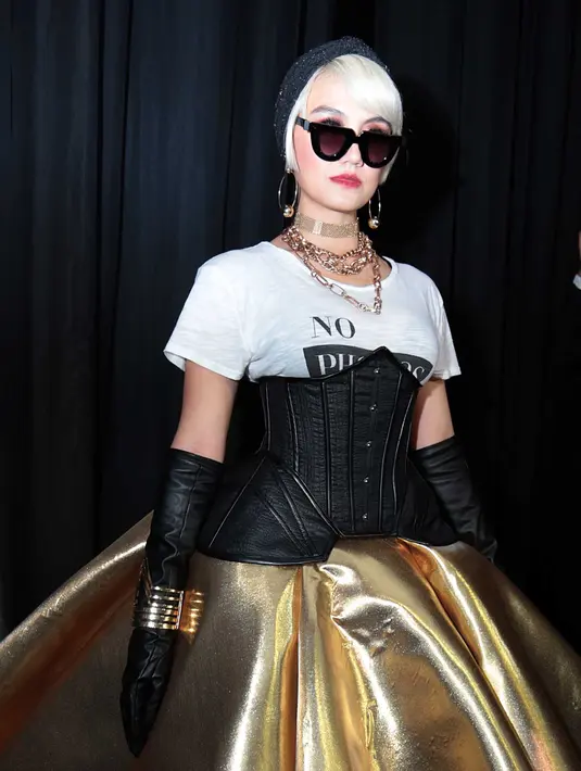 Selain memperhatikan kenyamanan, yang tak kalah penting bagi kekasih Wijaya Saputra itu juga terkait kondisi. Tidak perlu memaksakan diri untuk menjadikan diri fashionable. (Deki Prayoga/Bintang.com)