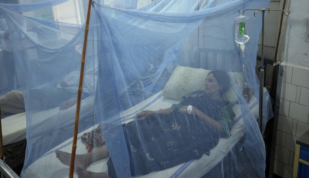 Seorang pasien yang menderita demam berdarah, penyakit yang ditularkan oleh nyamuk, dirawat di bangsal isolasi, di sebuah rumah sakit di Lahore, Pakistan, Jumat (23/9/2022). Pakistan telah mengerahkan ribuan dokter dan paramedis tambahan di provinsi yang paling parah dilanda banjir di negara itu untuk menahan penyebaran penyakit yang telah menewaskan lebih dari 300 orang di antara para korban banjir, kata para pejabat. (AP Photo/K.M. Chaudary)