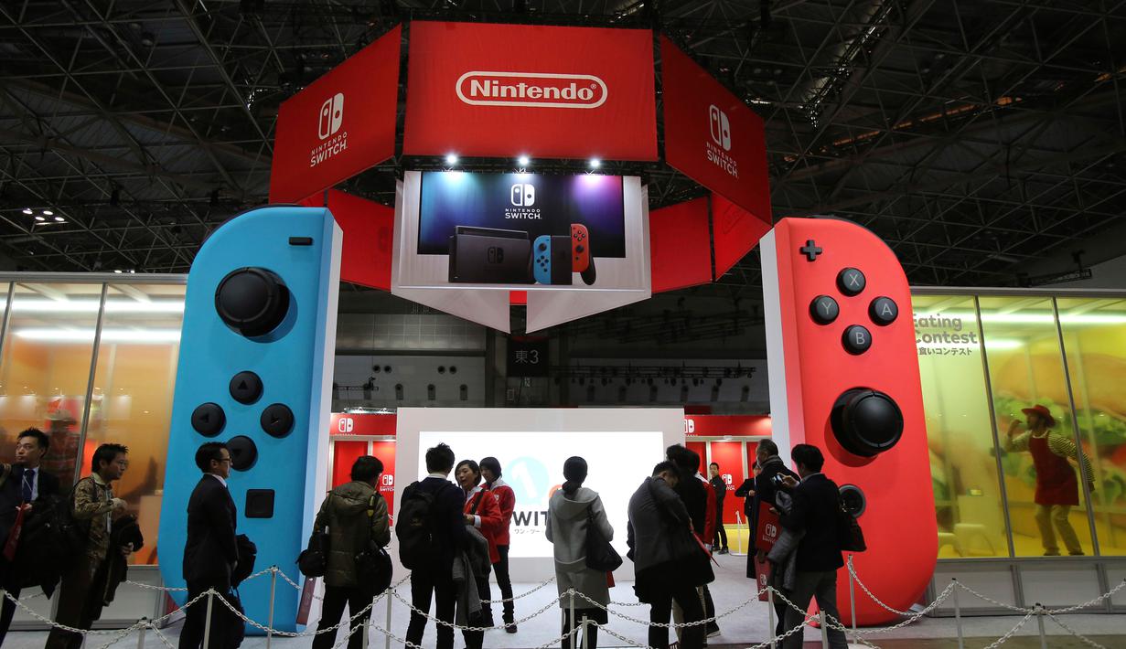 Nintendo memperkenalkan konsol barunya, Switch di Tokyo, Jumat (13/1). Nintendo akan membanderol konsol barunya ini dengan harga 29,980 yen atau sekitar Rp 3,5 juta dan dijual secara global. (AP Photo/ Koji Sasahara)